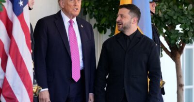Copertina di Ucraina, Kiev consegna agli Usa la sua risposta al piano di pace. Trump sente i volenterosi: “Zelensky dev’essere realista”