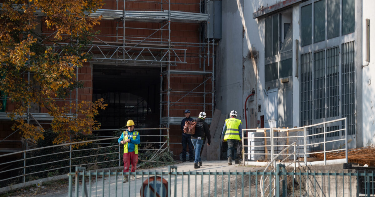 incidente sul lavoro nel cantiere torino expo operaio schiacciato da una rete metallica morto 42enne
