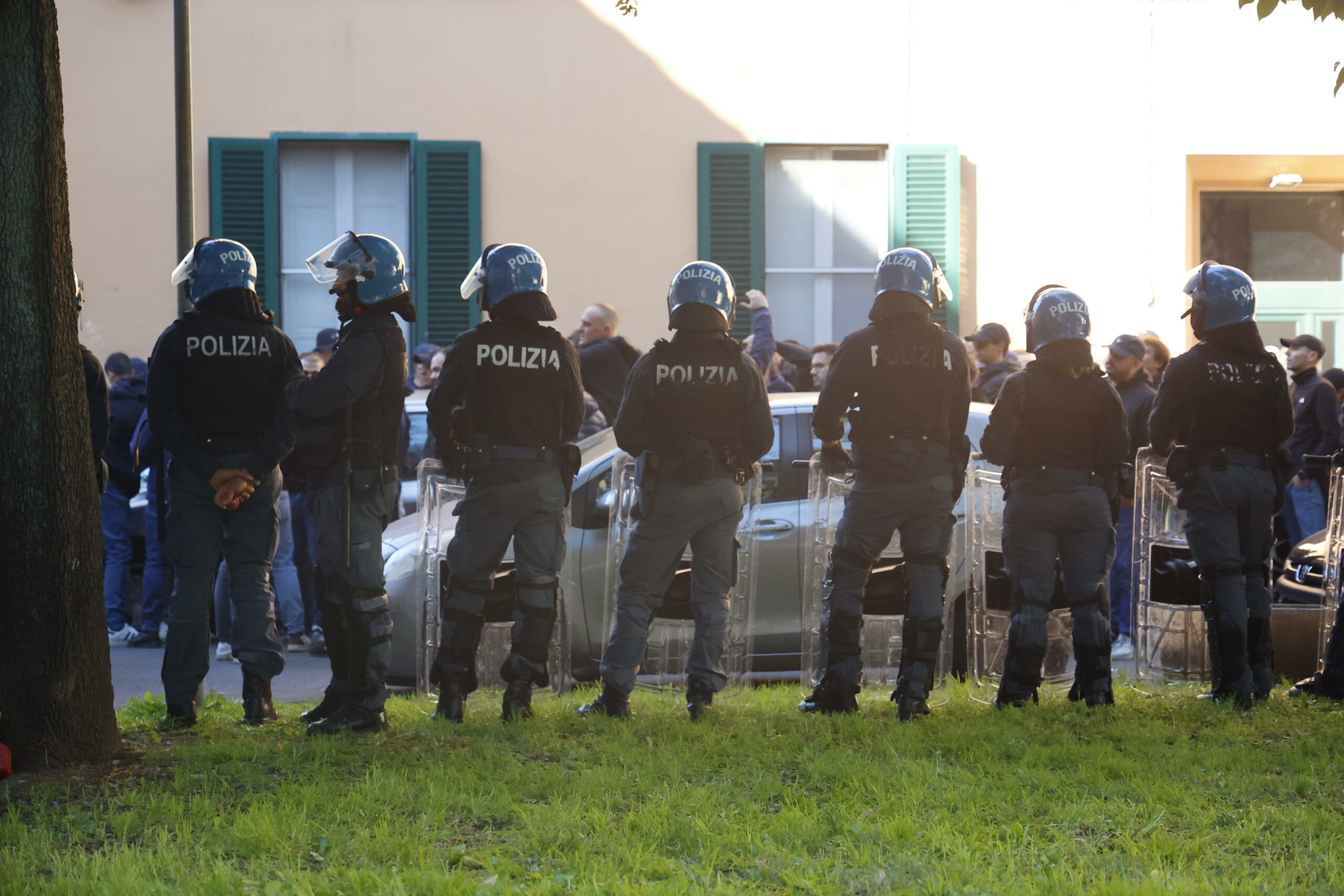 Scontri tra ultras prima di Pisa Verona: botte, petardi, bombe carta. Due tifosi ricoverati – Video Scontri tra ultras prima di Pisa Verona: botte, petardi, bombe carta. Due tifosi ricoverati – Video