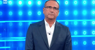 Copertina di “Vorrei dedicare due piccoli pensieri ai tre carabinieri vittime di una strage e a Sigfrido Ranucci”: Carlo Conti si commuove a Tale e Quale Show