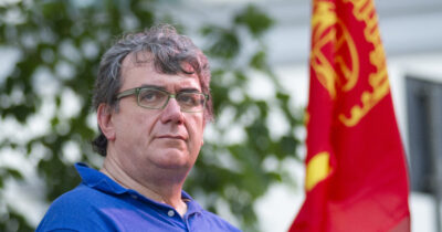 Copertina di Chiusa Vicofaro, don Biancalani non si arrende e ospita 40 migranti nella parrocchia di Ramini: “E’ la mia missione di prete”