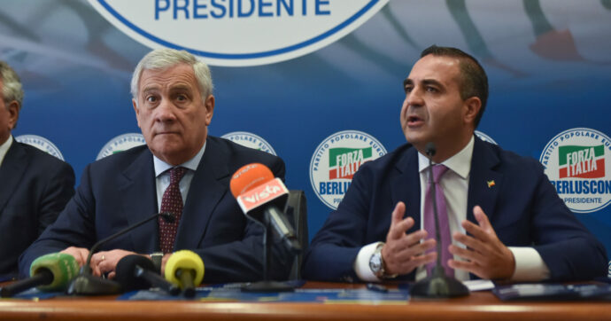 Il dopo-Kirk è già finito. Tajani invitò alla moderazione, il deputato di Forza Italia al comizio grida: “Ilaria Salis andrebbe presa a calci nel c…”