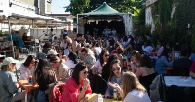 Copertina di A Milano il torneo di Burraco per una socialità fuori dalle logiche di consumo: “Servono luoghi di aggregazione”