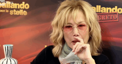 Copertina di “Non ho parlato per 2 anni. Mamma stava male, mi hanno portata via. Volevo portarle la pagella, hanno detto che era al cimitero”: lo choc di Nancy Brilli