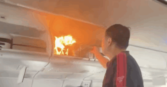 Copertina di Scoppia un incendio in volo: panico tra i passeggeri e i piloti attuano un atterraggio d’emergenza – VIDEO