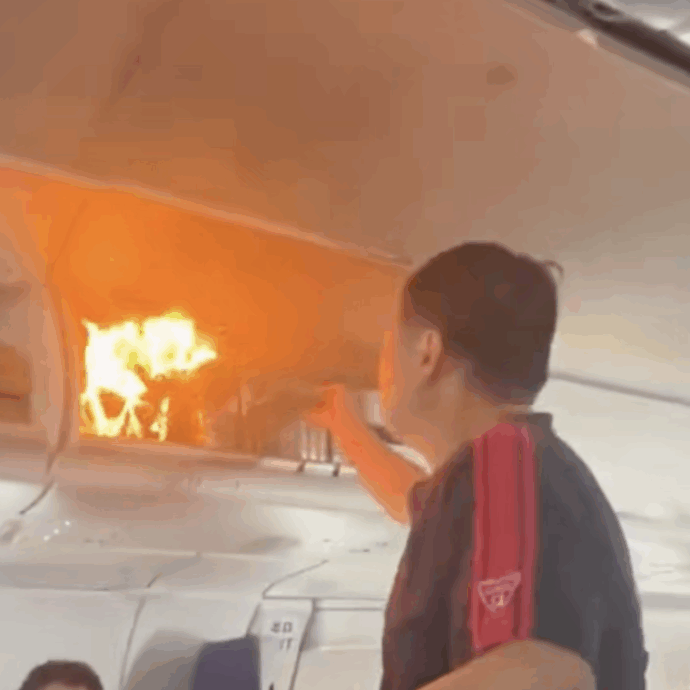 Scoppia un incendio in volo: panico tra i passeggeri e i piloti attuano un atterraggio d’emergenza – VIDEO