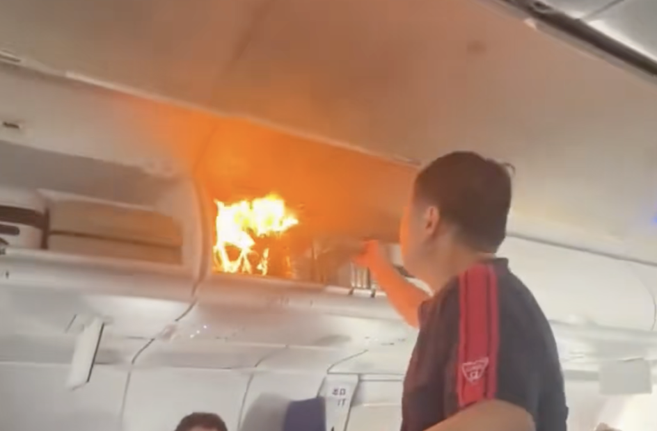 Scoppia un incendio in volo: panico tra i passeggeri e i piloti attuano un atterraggio d’emergenza – VIDEO Scoppia un incendio in volo: panico tra i passeggeri e i piloti attuano un atterraggio d’emergenza – VIDEO