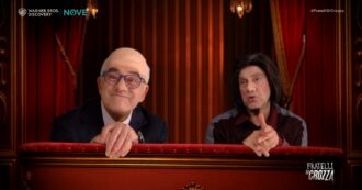 Copertina di Crozza nei panni di Sechi e Roccella: “Gite ad Auschwitz? Ritrovi di terroristi bolscevichi, servono solo per denigrare il fascismo”