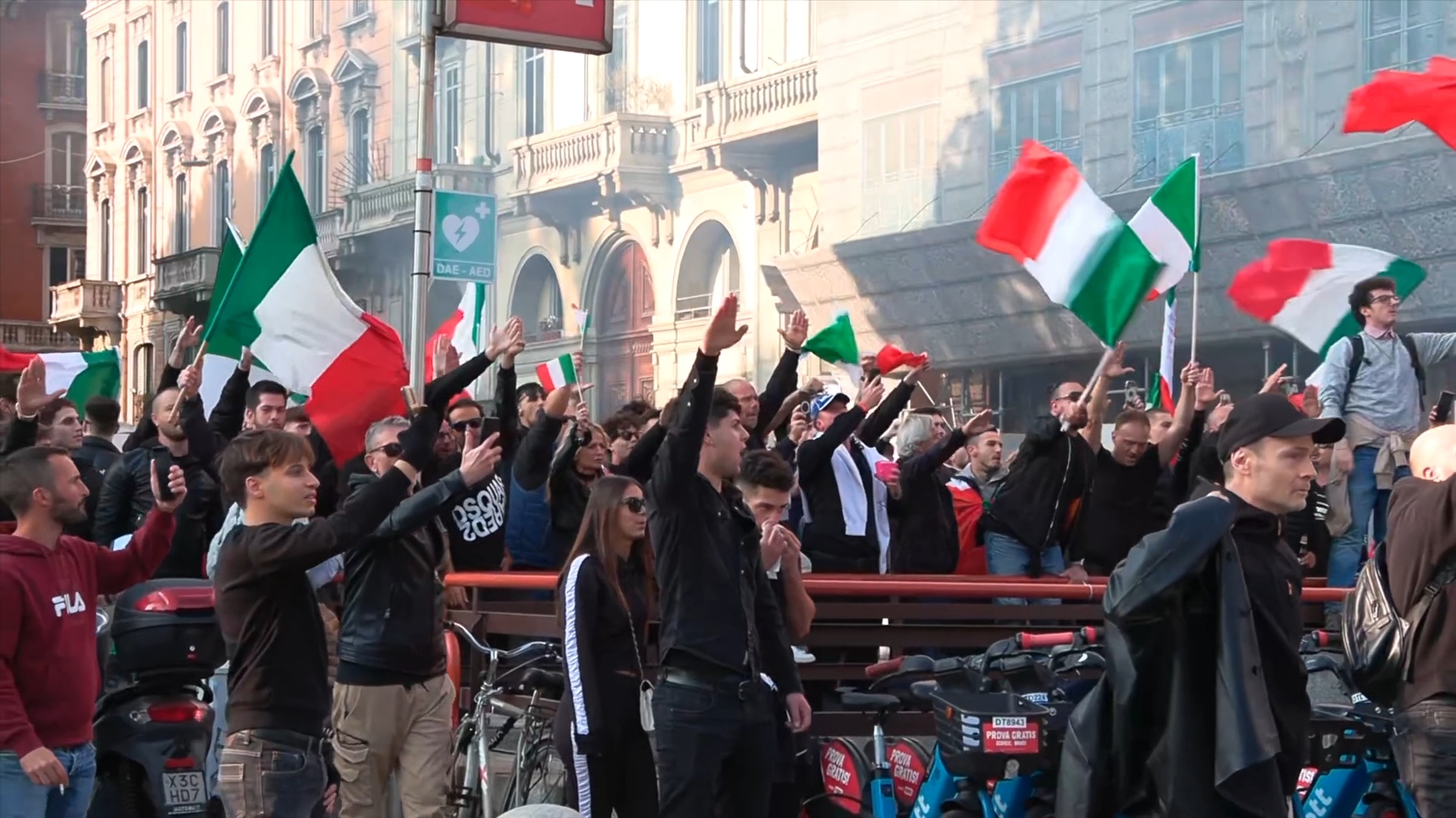 saluti romani insulti e tensione coi pro pal il presidio dell8217ultradestra a milano 8211 video