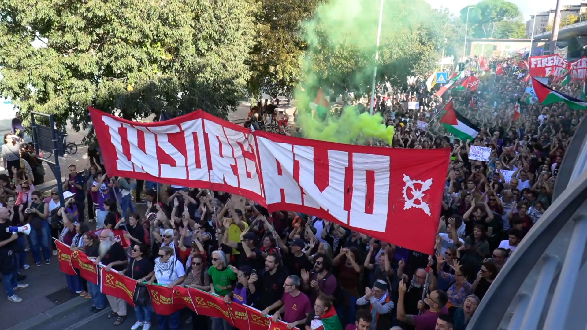 Migliaia di persone in corteo a Firenze coi lavoratori dell’ex Gkn: sventolate bandiere della Palestina – Video Migliaia di persone in corteo a Firenze coi lavoratori dell’ex Gkn: sventolate bandiere della Palestina – Video