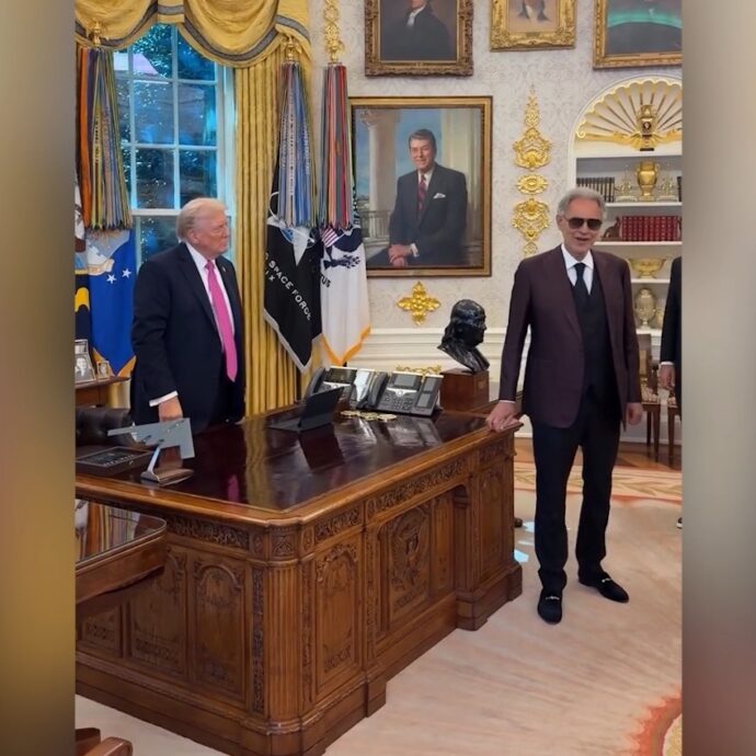 Bocelli incontra Trump nello Studio Ovale e canta per lui “Con te partirò” – Video