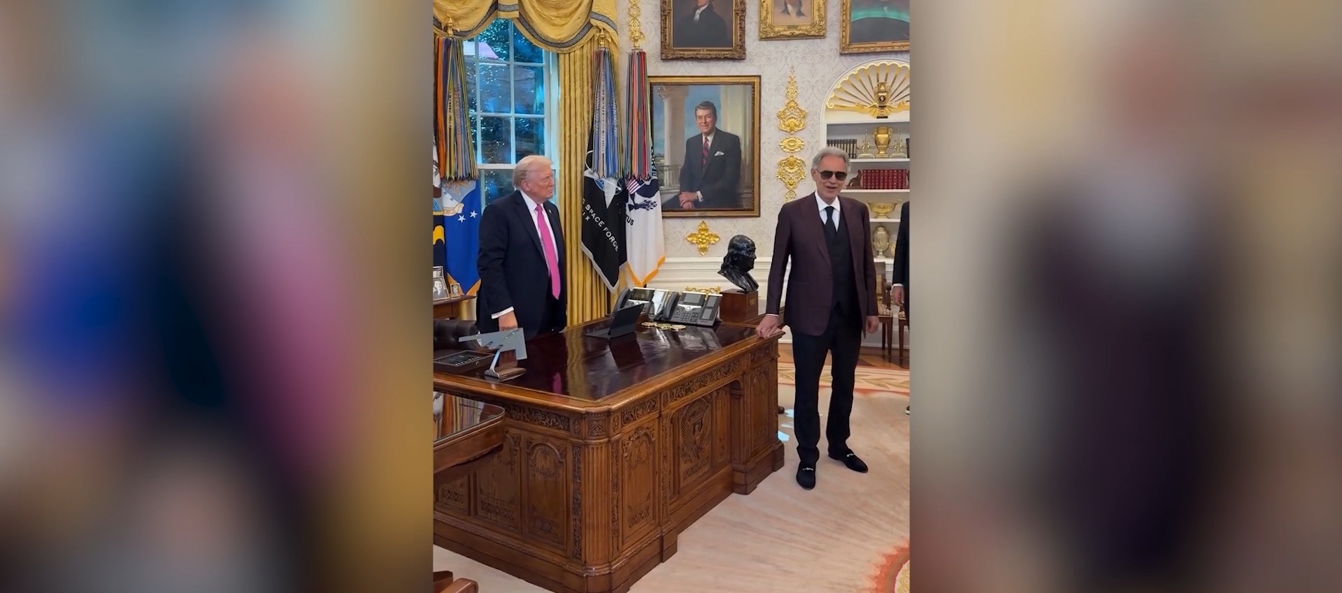 Bocelli incontra Trump nello Studio Ovale e canta per lui “Con te partirò” – Video Bocelli incontra Trump nello Studio Ovale e canta per lui “Con te partirò” – Video
