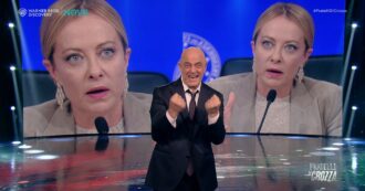 Copertina di Crozza e l’ironia sulla manovra di Meloni: “Con una mano ti danno 3 euro e con l’altra ti svuotano il portafogli” – Video