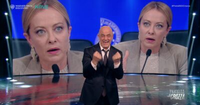 Copertina di Crozza e l’ironia sulla manovra di Meloni: “Con una mano ti danno 3 euro e con l’altra ti svuotano il portafogli” – Video