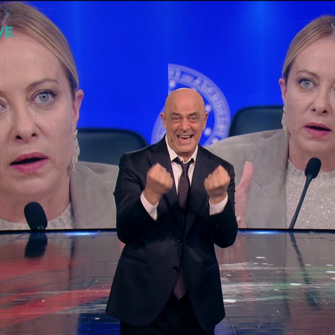 Crozza e l’ironia sulla manovra di Meloni: “Con una mano ti danno 3 euro e con l’altra ti svuotano il portafogli” – Video