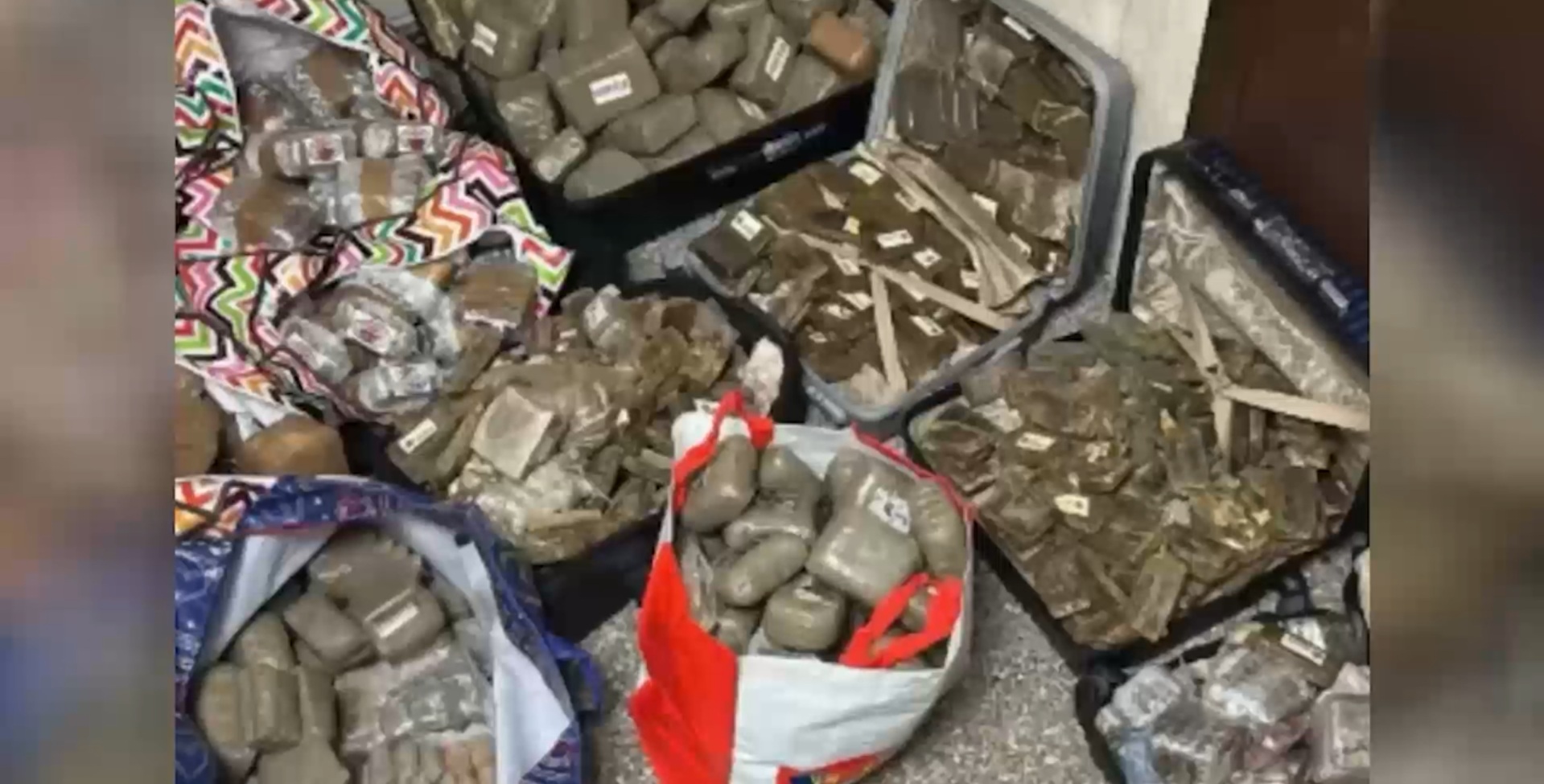Più di 200 chili di hashish in un deposito nel Milanese: la polizia arresta due uomini. Il video della scoperta Più di 200 chili di hashish in un deposito nel Milanese: la polizia arresta due uomini. Il video della scoperta
