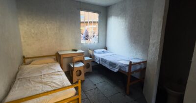 Copertina di Riproduzione di una cella carceraria in piazza a Bologna: “Ecco cosa significa scontare una pena oggi in Italia” – Video