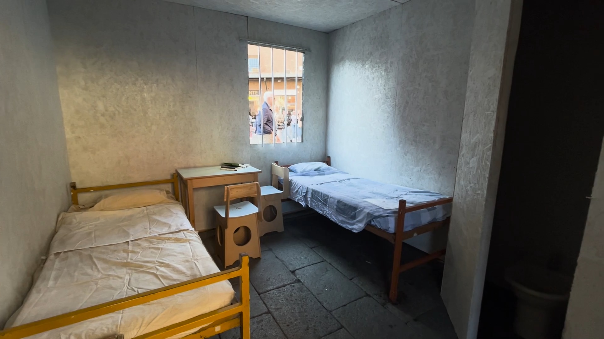 riproduzione di una cella carceraria in piazza a bologna ecco cosa significa scontare una pena oggi in italia 8211 video