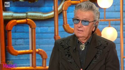 Copertina di Bobby Solo furioso: “Non sono uno che scappa con i soldi, c’erano milioni di moscerini e un rischio serio per la mia salute. A destra sono privo del nervo uditivo dalla nascita. 63 anni di carriera musicale senza sentì da ’n orecchio”