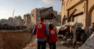 Copertina di La presidente della Croce Rossa internazionale: “Gli aiuti non possono essere un atto di guerra. A Gaza manca tutto”