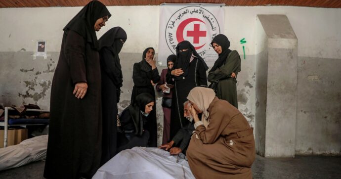 Gaza,  riconsegnati altri due corpi di ostaggi israeliani, ma Netanyahu non molla:  Rafah resta chiuso