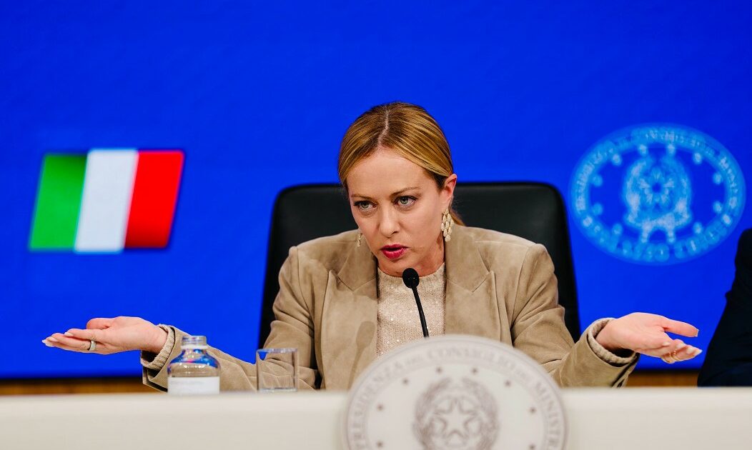 Aumento dell’età pensionabile spalmato su due anni: nel 2027 sale di un mese, altri due dal 2028. Ma Meloni non lo sa Aumento dell’età pensionabile spalmato su due anni: nel 2027 sale di un mese, altri due dal 2028. Ma Meloni non lo sa