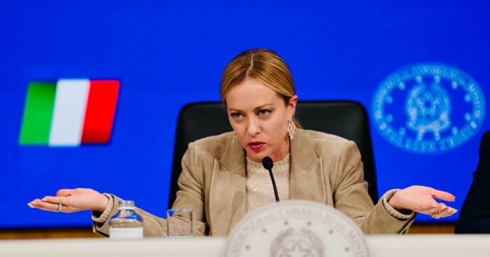 Aumento dell’età pensionabile spalmato su due anni: nel 2027 sale di un mese, altri due dal 2028. Ma Meloni non lo sa