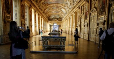 Copertina di Rapina al Louvre in pieno giorno, "ladri fuggiti in scooter con 9 gioielli di Napoleone dal valore inestimabile"