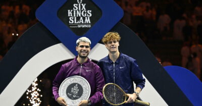Copertina di Secondo trionfo di Sinner alla Six Kings Slam: batte Alcaraz 6-2,6-4. “Carlos è importante perché mi spinge a migliorare”