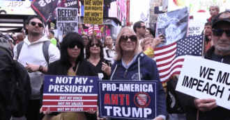Copertina di Milioni di persone in piazza negli Usa contro Donald Trump: “Non vogliamo re”. Il video del corteo a New York