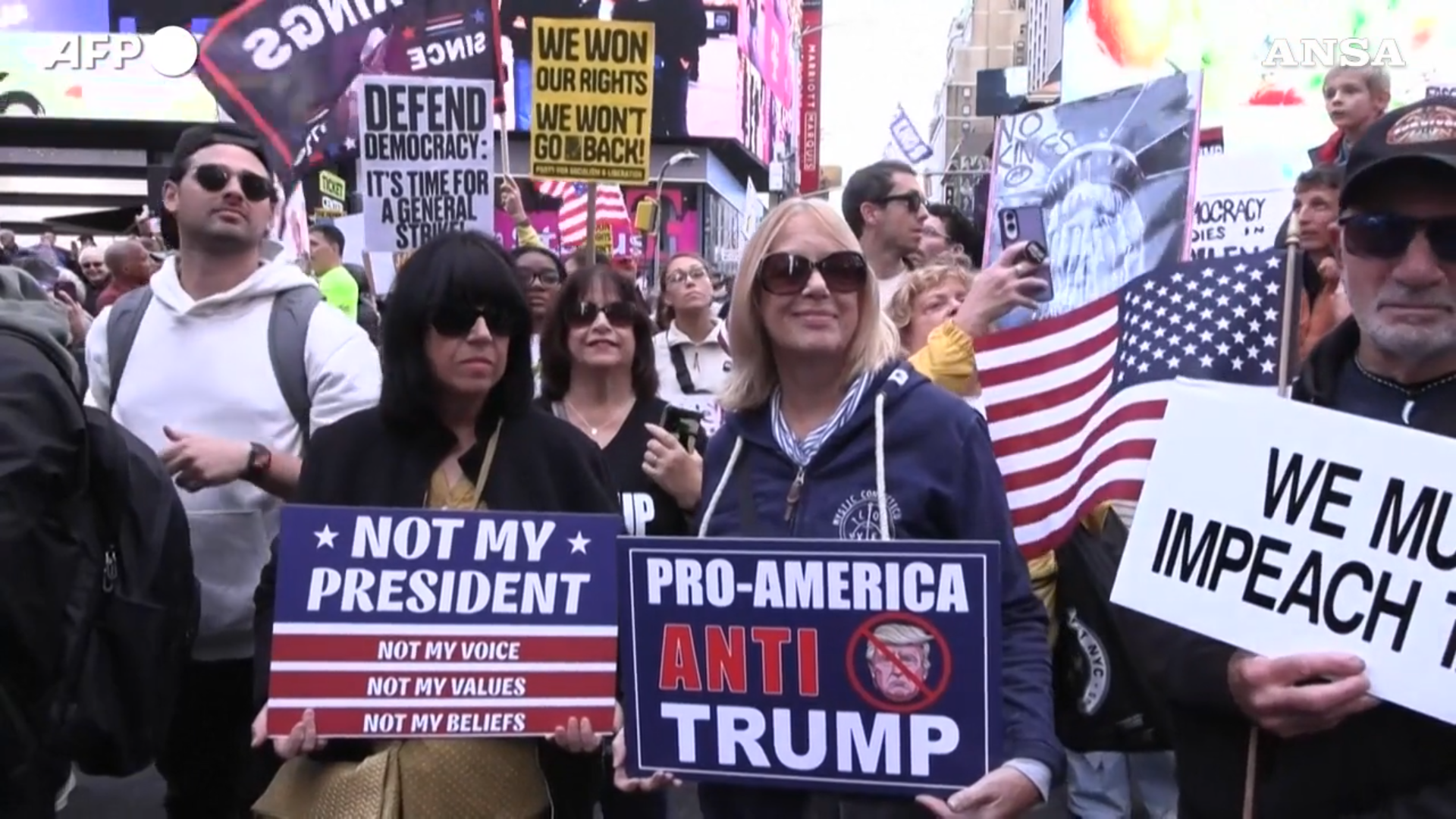 Migliaia di persone in piazza negli Usa contro Donald Trump: “Deve andarsene”. Il video del corteo a New York Migliaia di persone in piazza negli Usa contro Donald Trump: “Deve andarsene”. Il video del corteo a New York