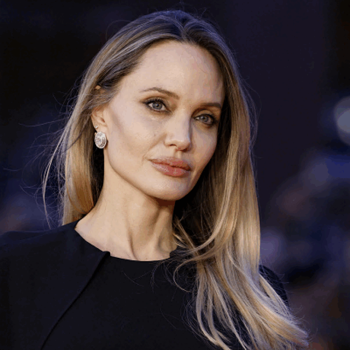 “La rimozione delle ovaie o operazioni del genere fanno salire la paura. Le donne si ricordino che restano femminili e sensuali”: così Angelina Jolie
