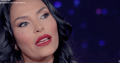 Copertina di “Dopo il tumore ho provato a rimanere incinta con la fecondazione, ho avuto 3 aborti. Il percorso con la chemio è nulla a confronto”: Carolina Marconi si sfoga