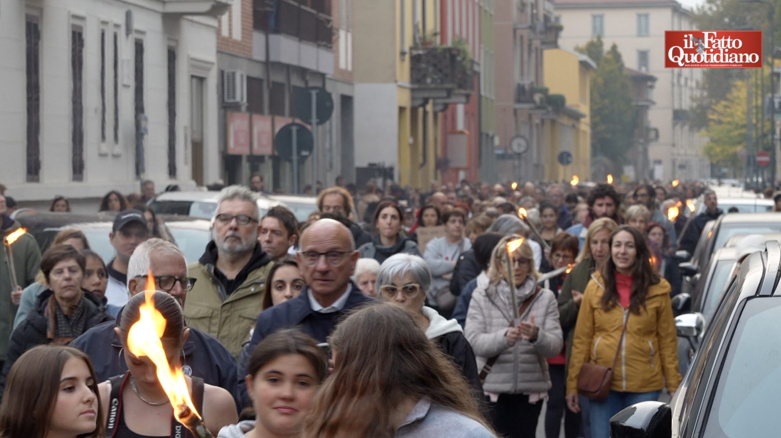 Femminicidio di Pamela Genini, la fiaccolata a Milano: “Non bastano pene severe, bisogna educare i figli al rispetto” Femminicidio di Pamela Genini, la fiaccolata a Milano: “Non bastano pene severe, bisogna educare i figli al rispetto”