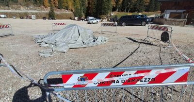 Copertina di Olimpiadi Cortina, nel piazzale della seggiovia i resti della baita del presidente della società degli impianti: inchiesta e sequestro