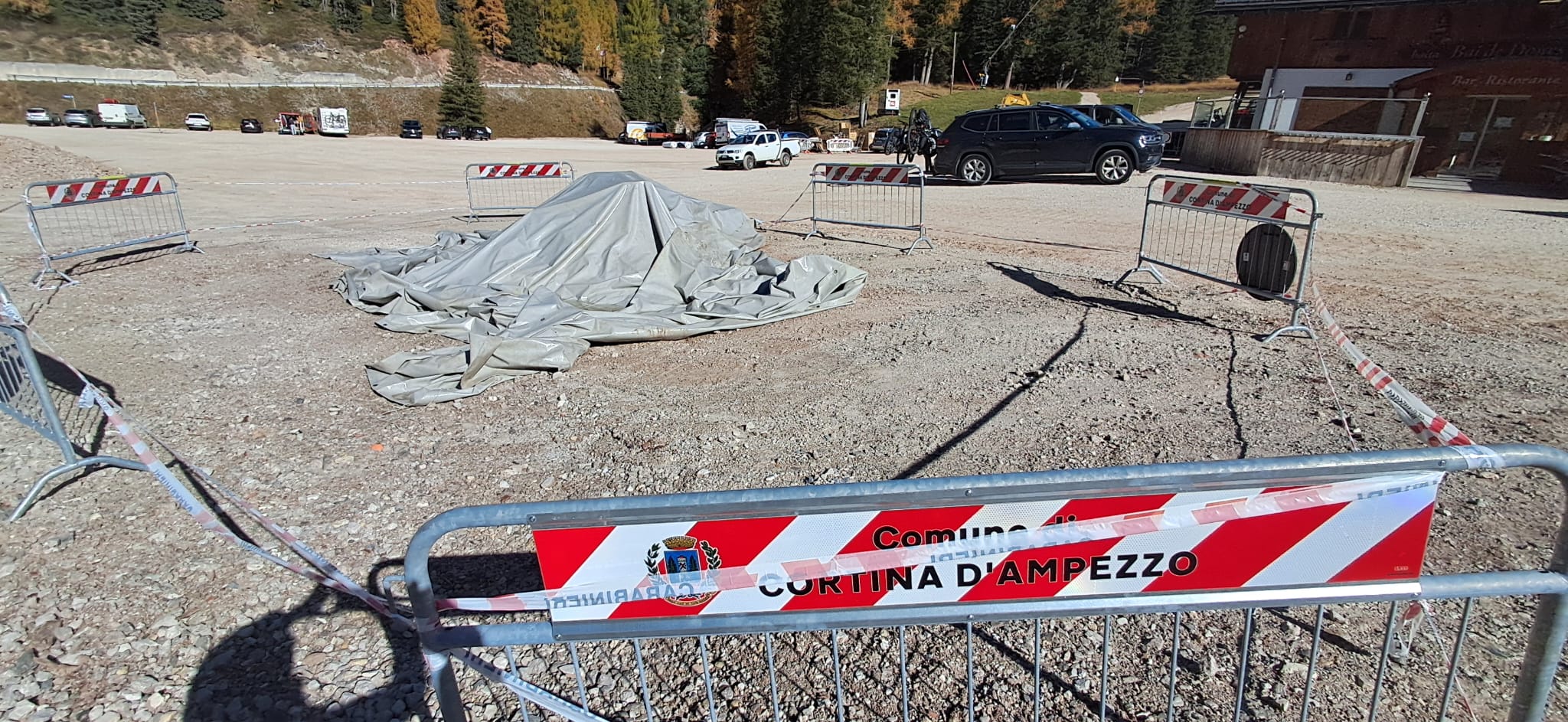 Olimpiadi Cortina, nel piazzale della seggiovia i resti della baita del presidente della società degli impianti: inchiesta e sequestro Olimpiadi Cortina, nel piazzale della seggiovia i resti della baita del presidente della società degli impianti: inchiesta e sequestro