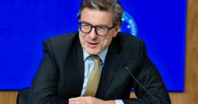 Copertina di Manovra, la prima fonte di coperture sono i fondi del Pnrr. Poi i contributi dalle banche e “altre entrate”: su le sigarette