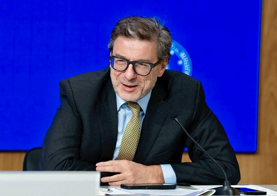 Manovra, la prima fonte di coperture sono i fondi del Pnrr. Poi i contributi dalle banche e “altre entrate”: su le sigarette Manovra, la prima fonte di coperture sono i fondi del Pnrr. Poi i contributi dalle banche e “altre entrate”: su le sigarette