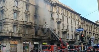 Copertina di Milano, incendio in un appartamento in zona Centrale: un’anziana ferita e tre intossicati dal fumo | Video