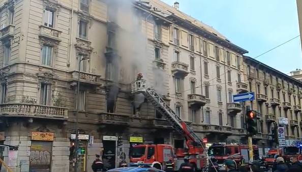 Milano, incendio in un appartamento in zona Centrale: un’anziana ferita e tre intossicati dal fumo | Video Milano, incendio in un appartamento in zona Centrale: un’anziana ferita e tre intossicati dal fumo | Video