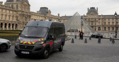 Copertina di Furto al Louvre, il museo colabrodo: l’audace colpo dei piccoli Lupin