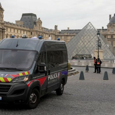 Copertina di Furto al Louvre, il museo colabrodo: l’audace colpo dei piccoli Lupin