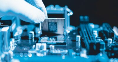 Copertina di Guerra dei chip, perché l’Europa è in mezzo allo scontro tra Usa e Cina