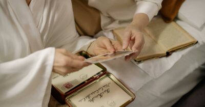 Copertina di “Sono scioccata da mia madre. Ha un album segreto di foto con i peggiori momenti della mia vita dall’anoressia a quando ero ubriaca”: lo sfogo di una figlia