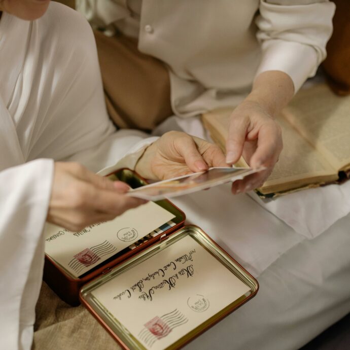 “Sono scioccata da mia madre. Ha un album segreto di foto con i peggiori momenti della mia vita dall’anoressia a quando ero ubriaca”: lo sfogo di una figlia