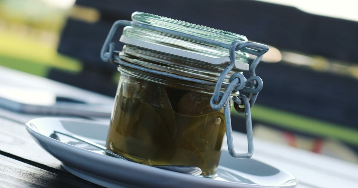 “Pupille dilatate e vista annebbiata, ecco i sintomi dell’intossicazione da botulino”: salvata una famiglia in Friuli dopo aver mangiato melanzane sott’olio “Pupille dilatate e vista annebbiata, ecco i sintomi dell’intossicazione da botulino”: salvata una famiglia in Friuli dopo aver mangiato melanzane sott’olio
