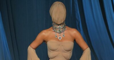 Copertina di “Non vedo niente”: Kim Kardashian incappucciata e “strizzata” nell’abito di Margiela sul red carpet, il look da “maschera nuda” fa discutere