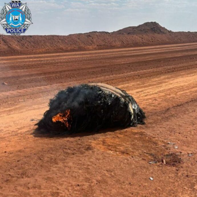 “E’ precipitato dal cielo avvolto dalle fiamme, si è conficcato nel terreno e ha continuato a fumare. Dobbiamo guardare al cielo ed essere consapevoli di cosa c’è sopra di noi”: misterioso oggetto cilindrico trovato nel deserto dell’Australia