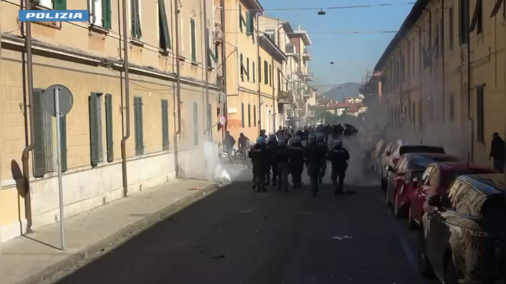 Scontri prima di Pisa Verona, arrestati 5 ultras dell’Hellas | Il video delle violenze Scontri prima di Pisa Verona, arrestati 5 ultras dell’Hellas | Il video delle violenze