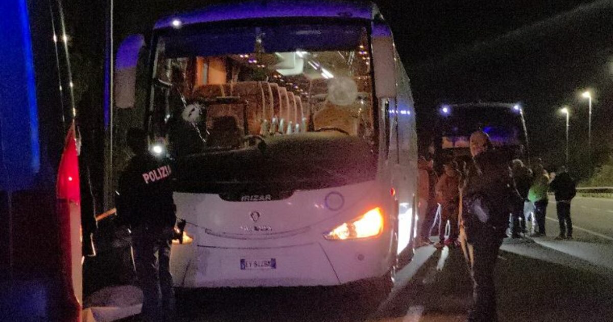 Assalto al bus dei tifosi di Pistoia: Dna e cellulari per incastrare chi ha ucciso l’autista Assalto al bus dei tifosi di Pistoia: Dna e cellulari per incastrare chi ha ucciso l’autista